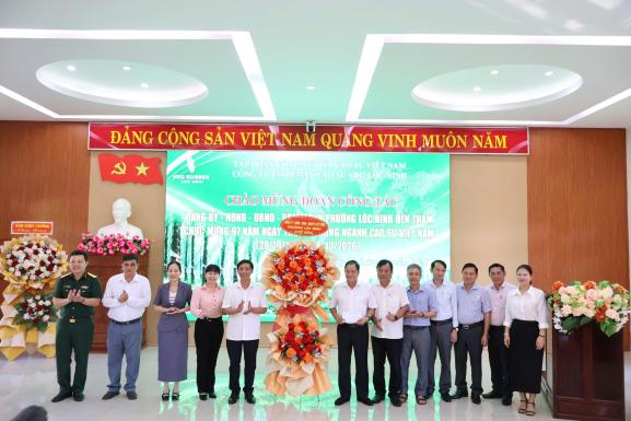 LÃNH ĐẠO PHƯỜNG LỘC NINH CHÚC MỪNG CÔNG TY CAO SU LỘC NINH NHÂN DỊP KỶ NIỆM 97 NĂM NGÀY TRUYỀN THỐNG NGÀNH CAO SU VIỆT NAM