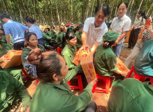 LÃNH ĐẠO CÔNG TY TNHH MTV CAO SU LỘC NINH GẶP GỠ, TRAO ĐỔI THÔNG TIN VỚI NGƯỜI LAO ĐỘNG